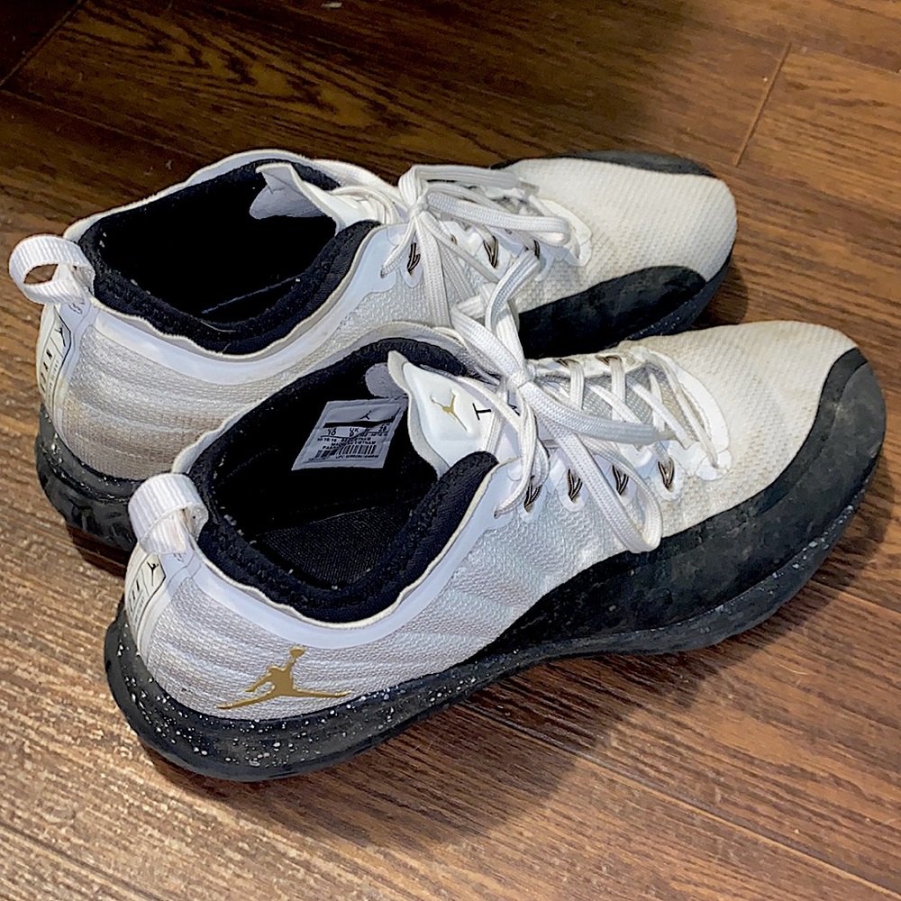 Jordan Trainer SZ 10. Black / white / gold / white spotted